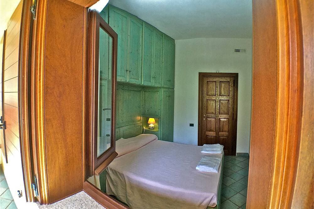 Foto 2 von 30: Villa Bibi with swimming pool, three doubles, garden, private beach.