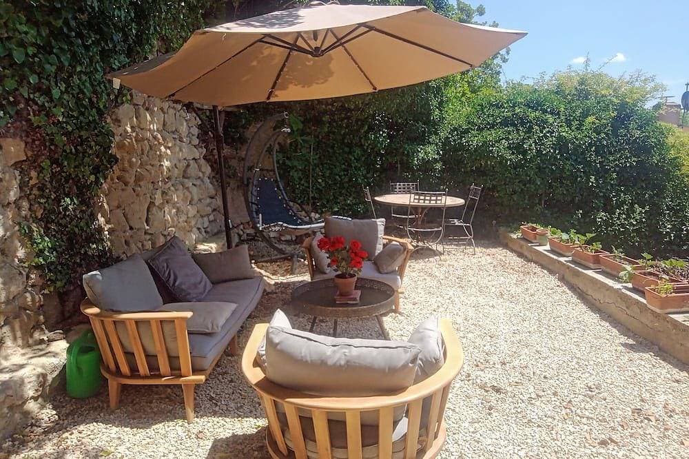 Cosy apartment-private garden, terrace, patio-in typical village near Lourmarin 1