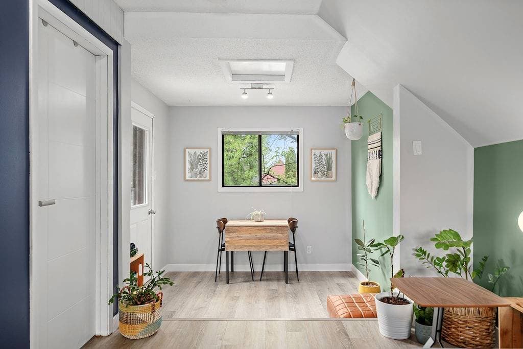Foto 13 von 22: Scarlet Manor | Mid Century Zen Suite. 1 Br. Near Dt, C-train.