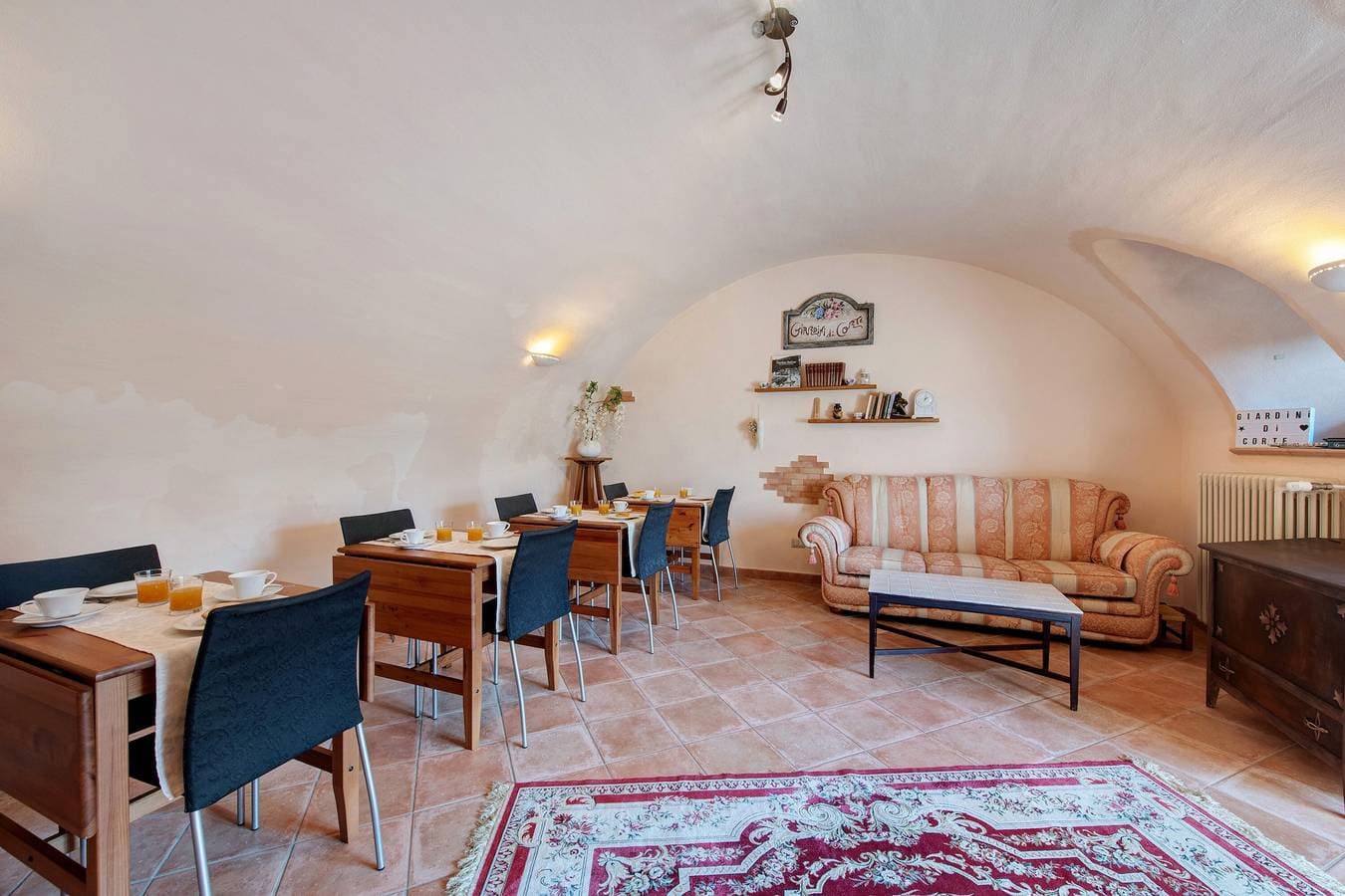 Foto 4 von 39: Bed and Breakfast 'Giardini Di Corte - Dalia' mit Seeblick, WLAN und Klimaanlage