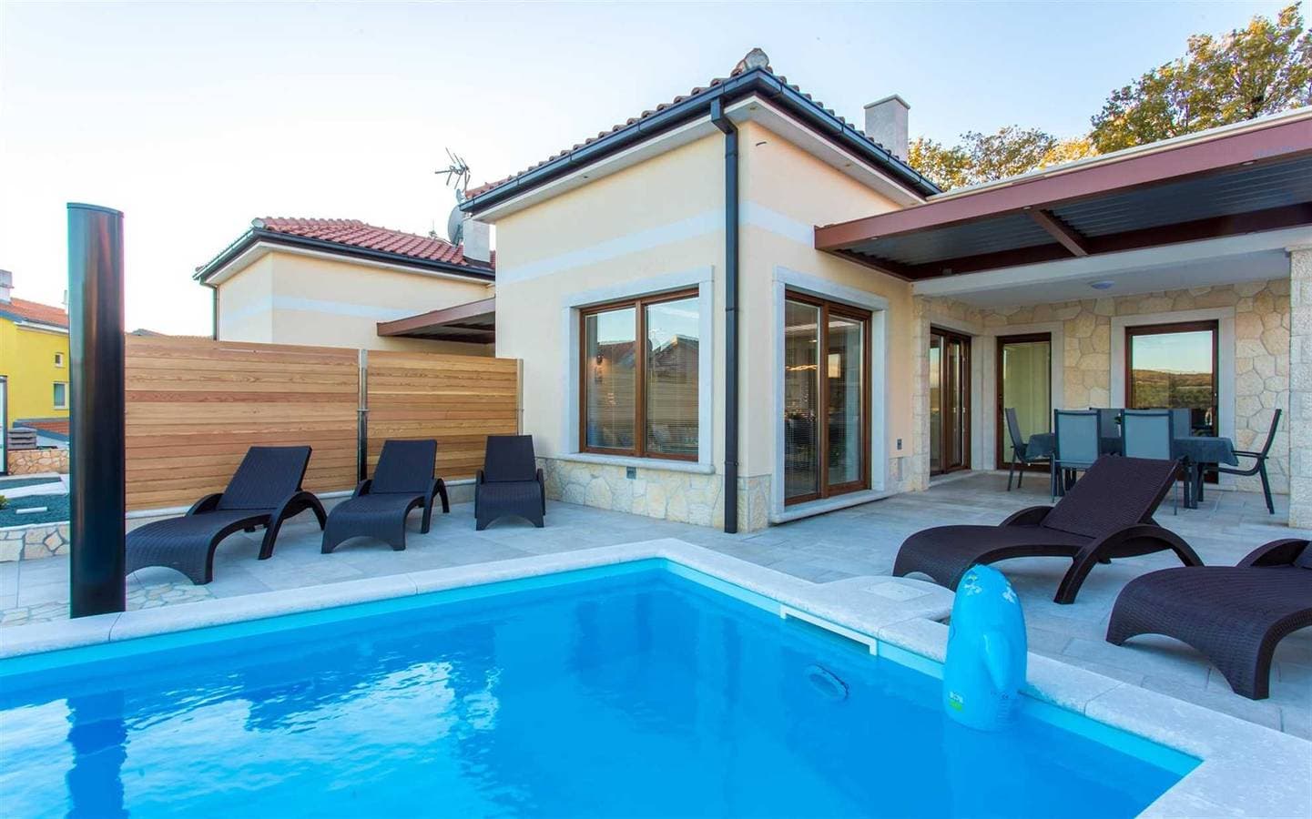 Foto 5 von 43: Strand Villa Ema mit Panoramablick auf das Meer, Pool, Garage, Grill & Spielzimmer