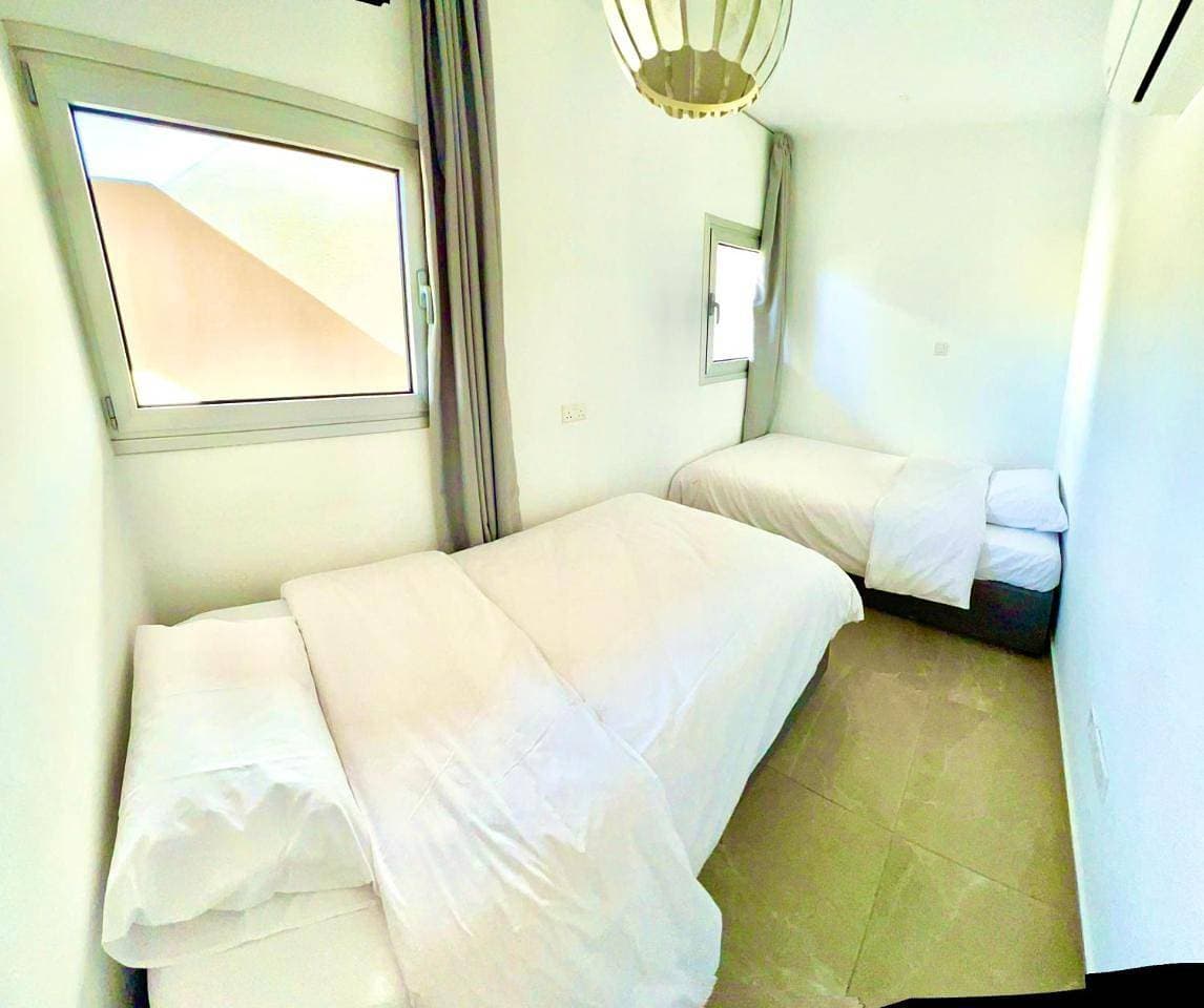 Foto 8 von 28: Seaside Escape - Charming Sunlit 2Br Flat
