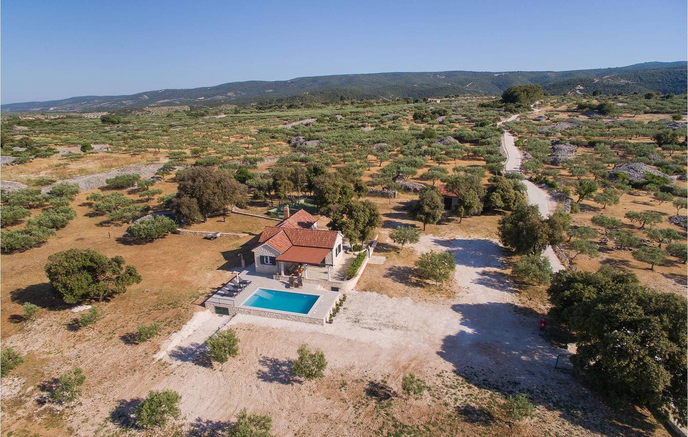 Foto 6 von 50: Gemütlich, nur 1,5 km vom Strand entfernt: Pool, WLAN, Terrasse und Parkplatz inklusive!