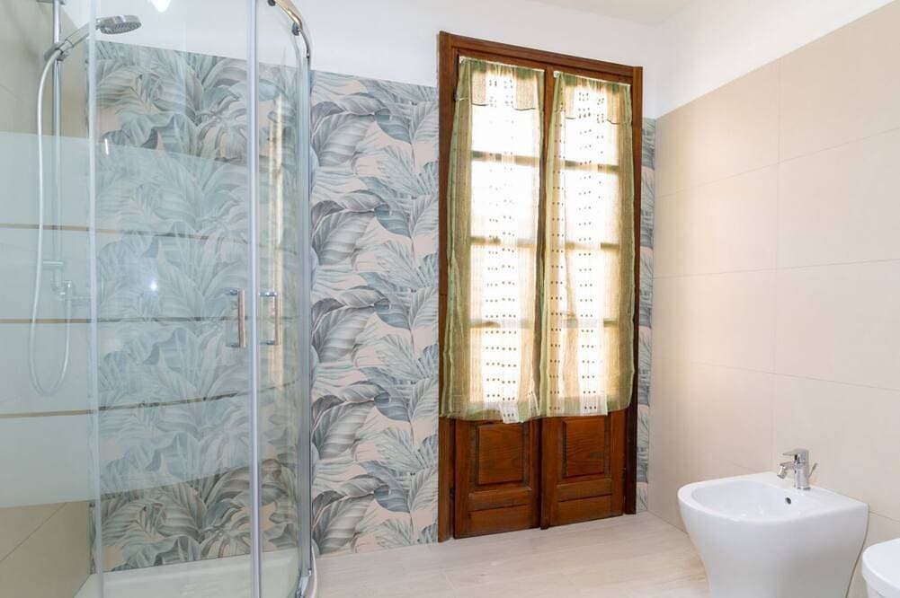 Foto 10 von 27: Das Casa Sarchitteddu liegt in der Gegend von S'architteddu, nur wenige Schritte von den Stränden von S'Anea Scoada und Putzu Idu entfernt und heißt Sie während Ihres Urlaubs willkommen. Das Haus besteht aus einer Eingangshalle mit Wohnzimmer mit Fern