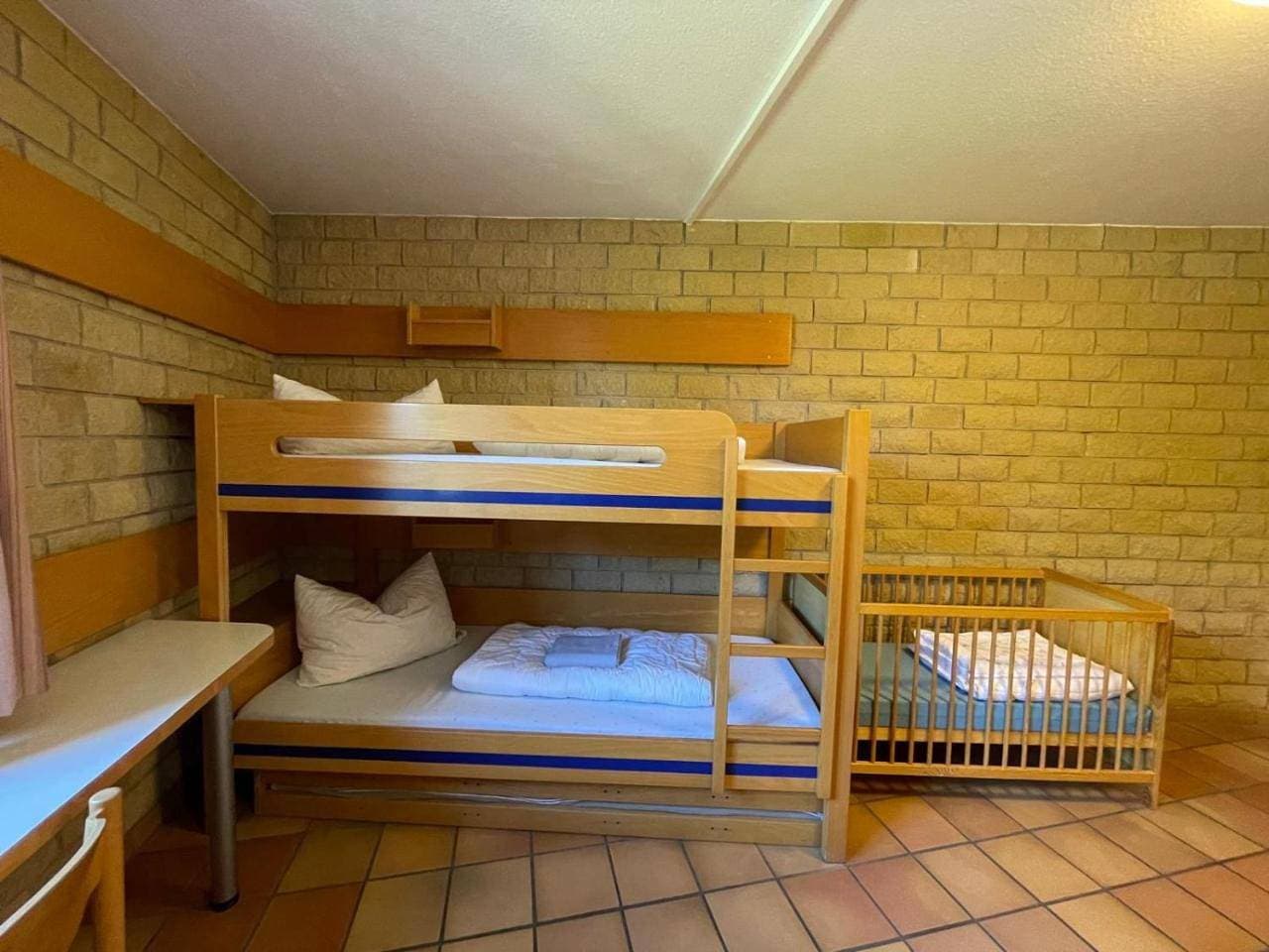 Foto 9 von 11: Twin Room with Private Bathroom