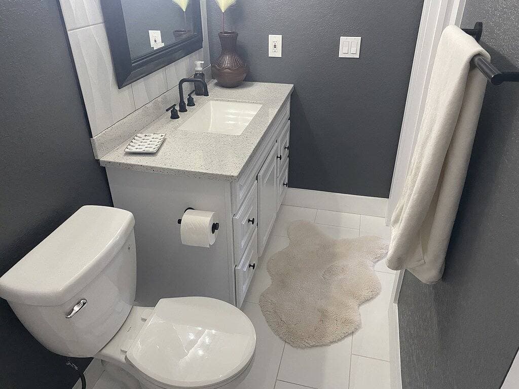 Foto 3 von 18: Bright Walk-Out 2Br · Private Patio & Yard · Quiet Area