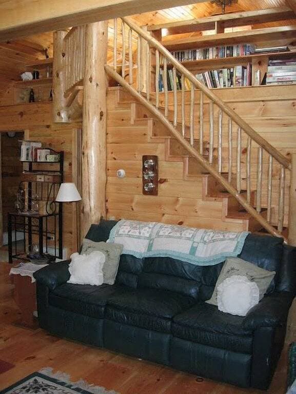 Foto 10 von 11: Hand Crafted Log Cabin