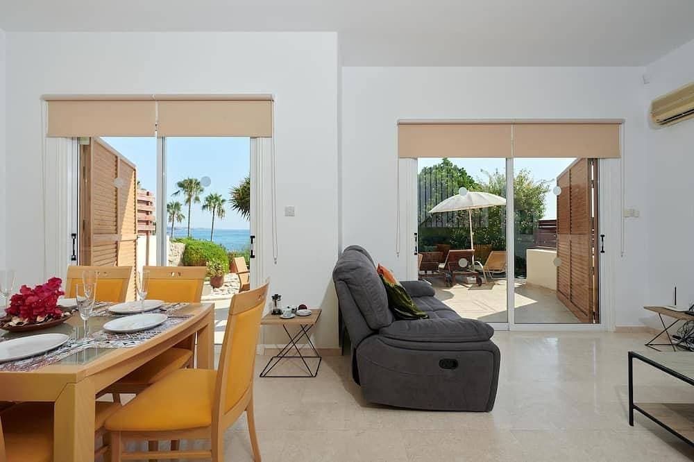 Foto 13 von 30: Beach Front Villa Azura Sunrise by Ezoria Villas