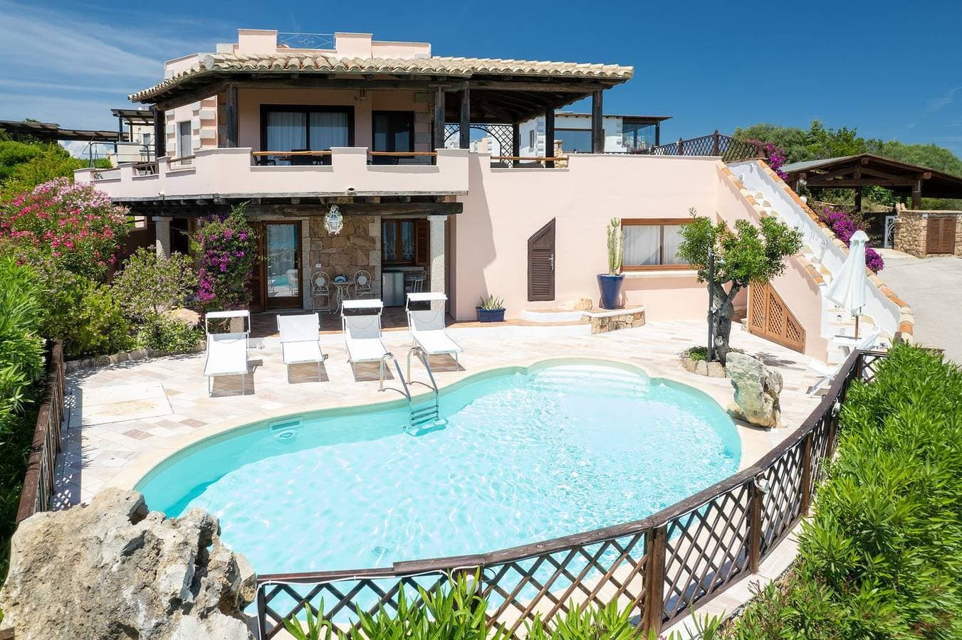 Foto 2 von 68: Villa Majra - fantastischer Pool mit Blick auf Tavolara