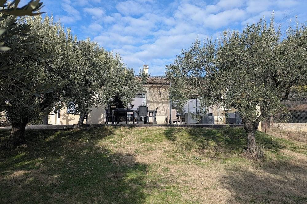 Foto 10 von 17: Large, relaxing gîte full of charm surrounded by olive trees - Pets welcome