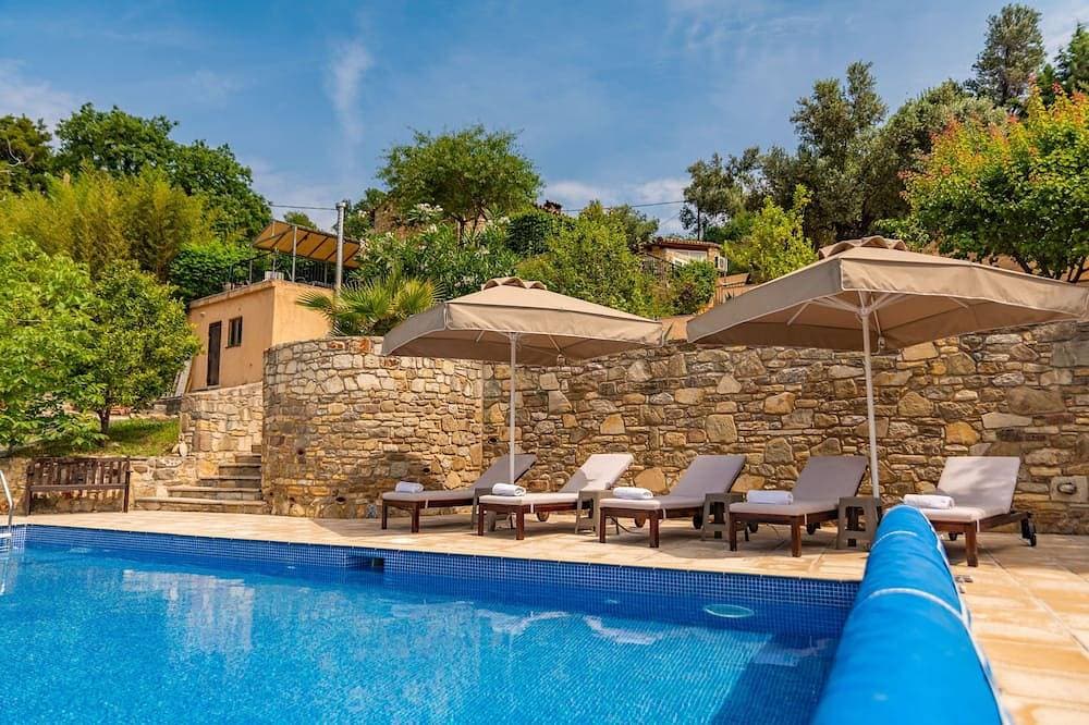 Schöne Familienvilla mit beheiztem Pool und herrlichem Meer- / Bergblick 1