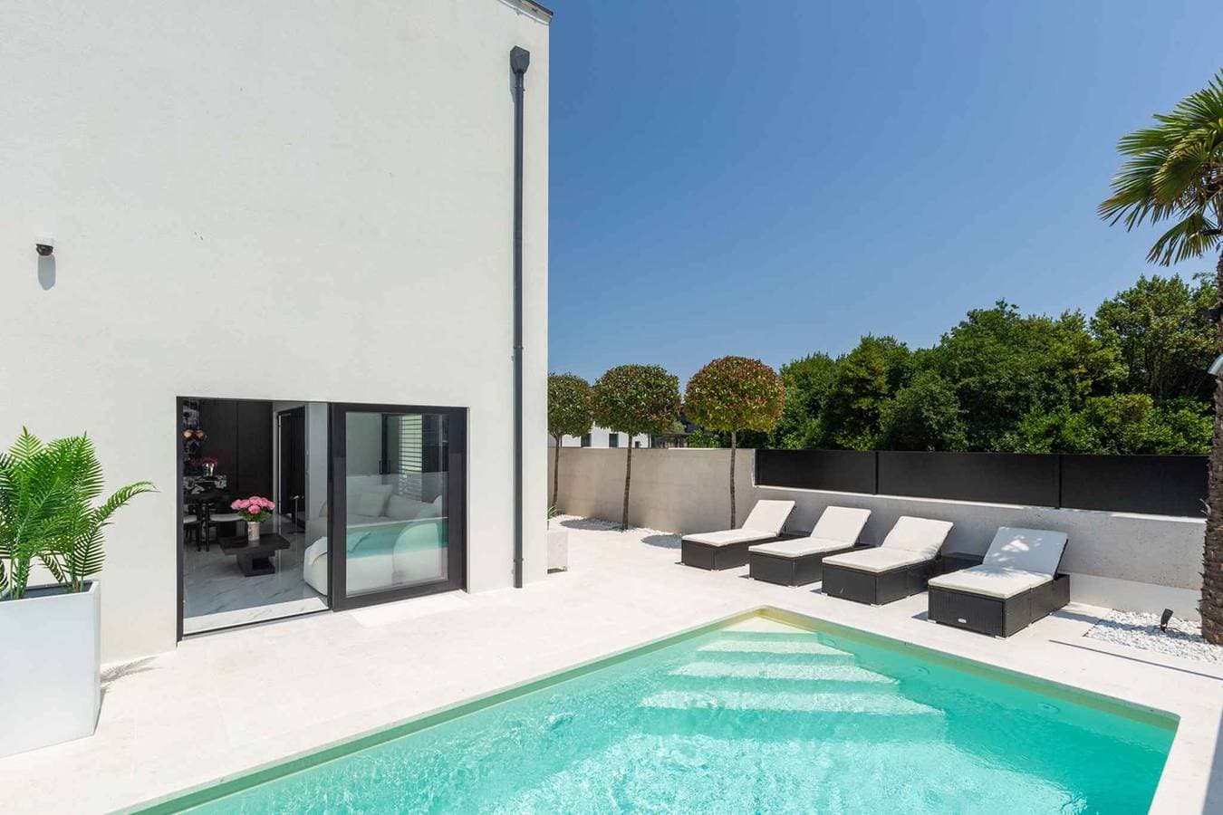 Foto 11 von 46: Villa mit Terrasse und Pool