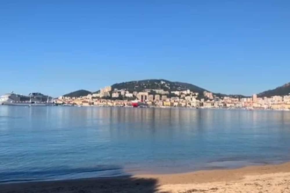 Foto 11 von 16: Großes, helles Studio mit Terrasse am Strand mit Meer- und Stadtblick