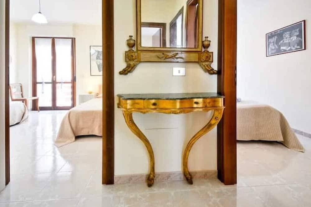 Foto 6 von 27: Stylish & Spacious Townhouse - Walk to Beach & Town