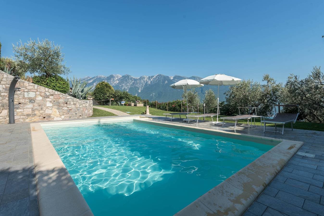 Foto 3 von 25: Ferienwohnung "Nonna Fina" mit Blick auf den See und die Berge, Gemeinschaftspool und WLAN