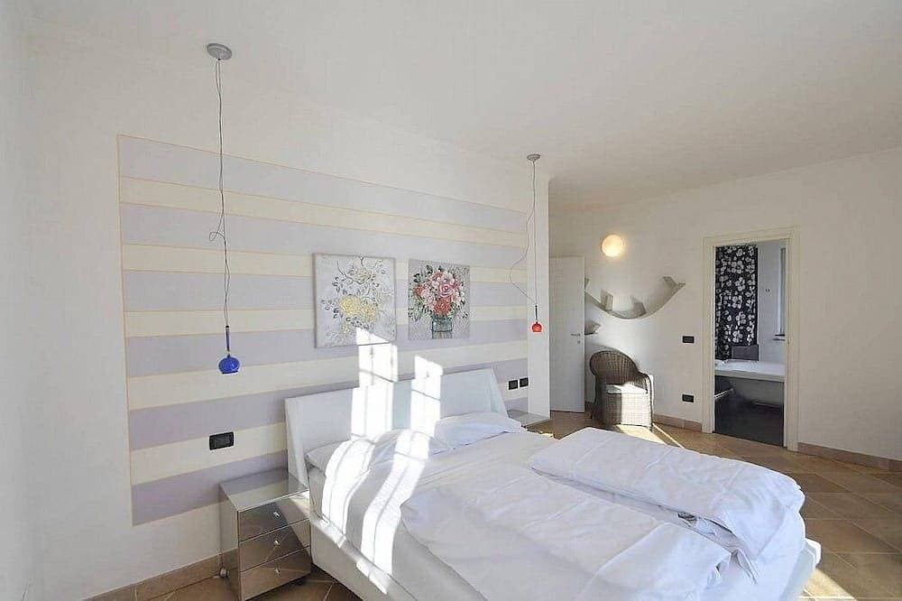 Foto 3 von 30: Villa Alborella: A bright four-story villa situated on a promontory facing the lake, with Free Wi-Fi.