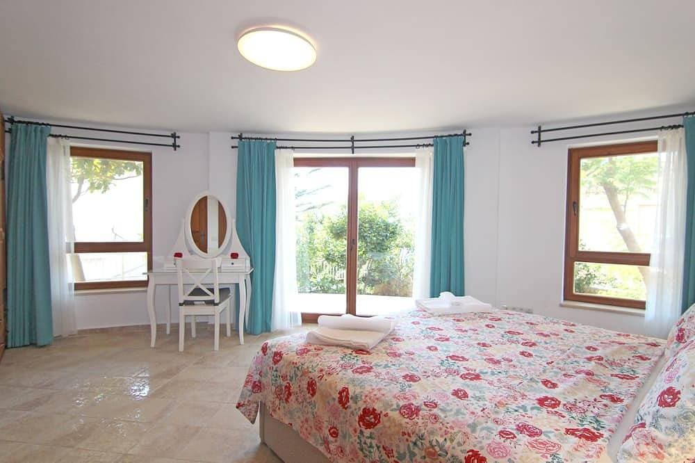Foto 4 von 22: Romantic Stone Villa With Private Pool Just 100m From The Beach