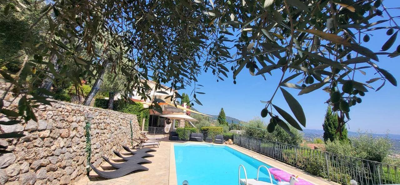 "La Colombe sous les Oliviers" Gîte jusqu'à 4 personnes - 75m2 - Sur Boooking - Rez de jardin Piscine Vue mer et lac 1