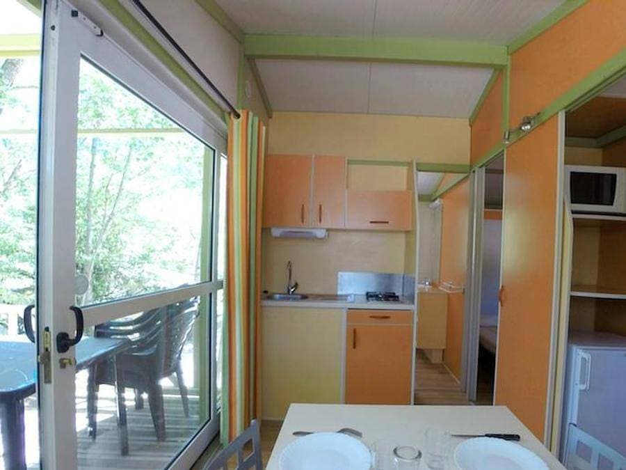Foto 3 von 48: Camping des Sources - Chalet 4 personen - Némo 20 m²