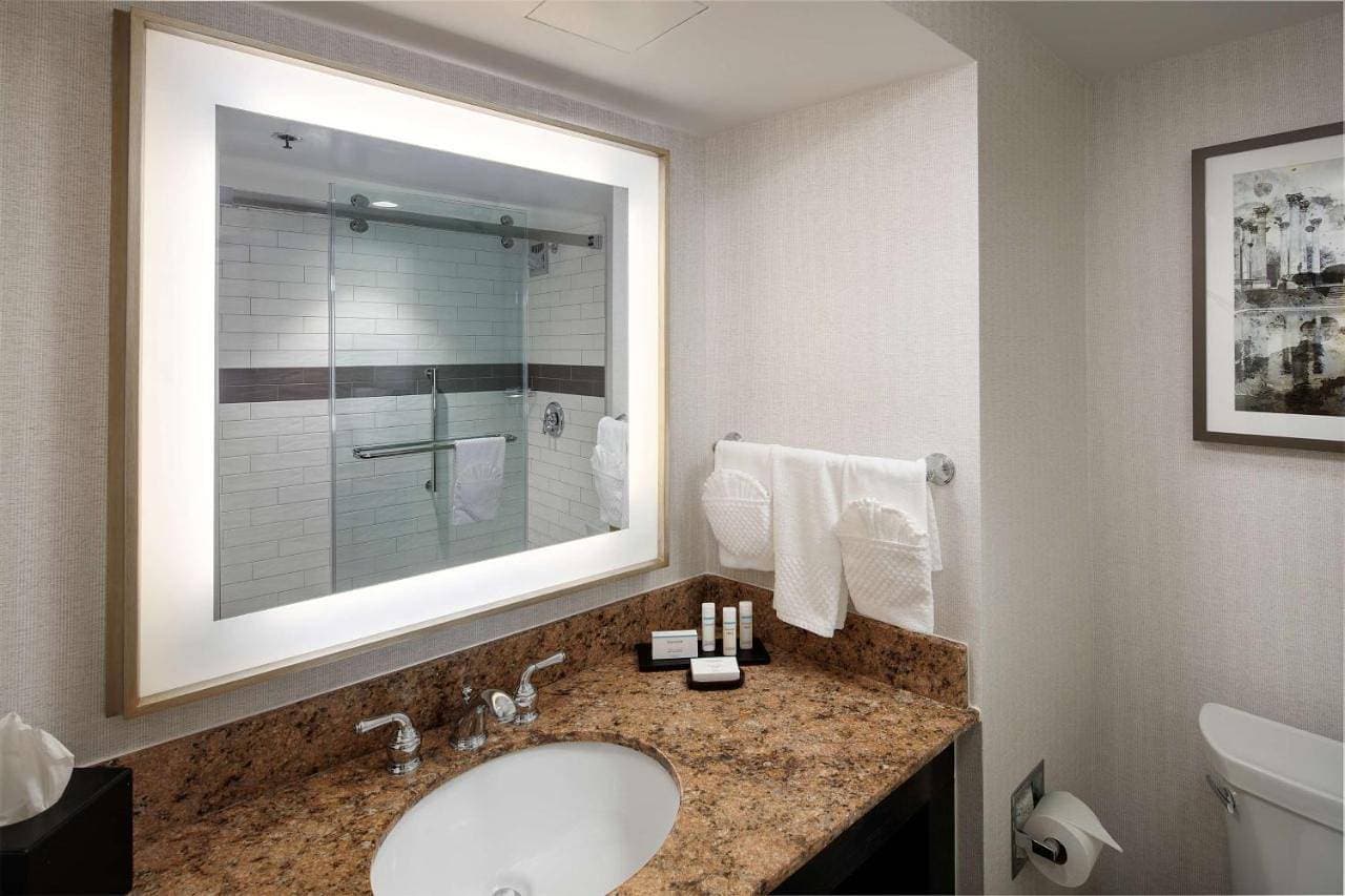 Foto 10 von 10: Suite with One King Bed, One Queen Sofa Bed and Shower