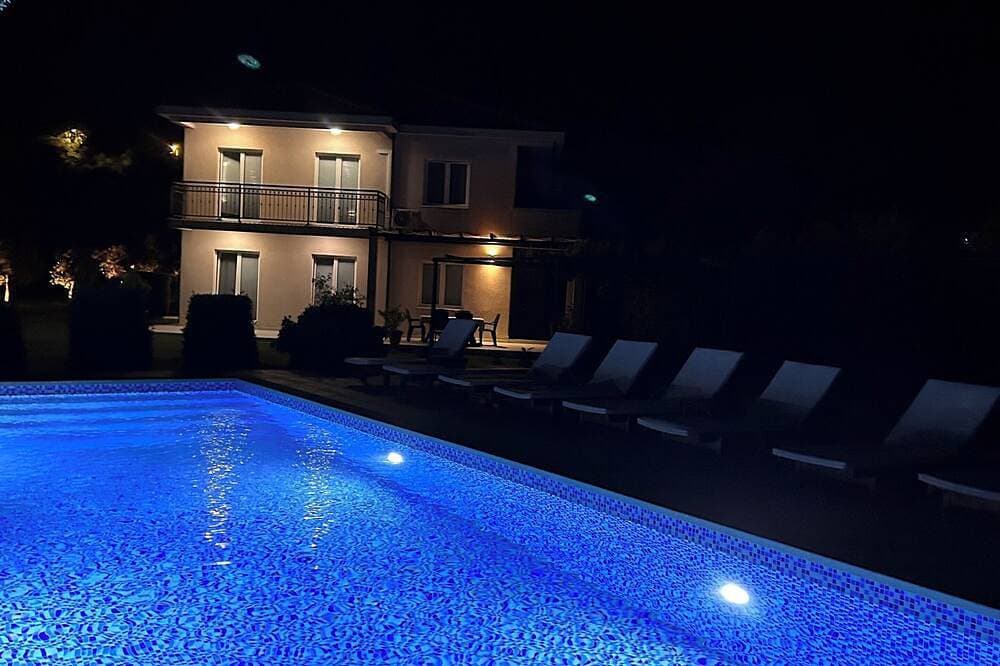 The modernly equipped villa is located in a quiet and green environment. 1