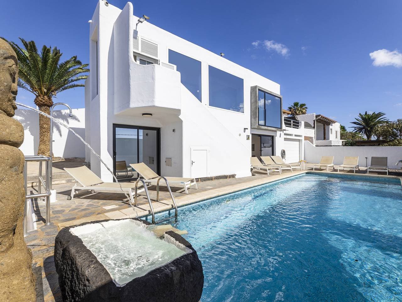 Luxusvilla mit Pool und Meerblick in Arrecife 1