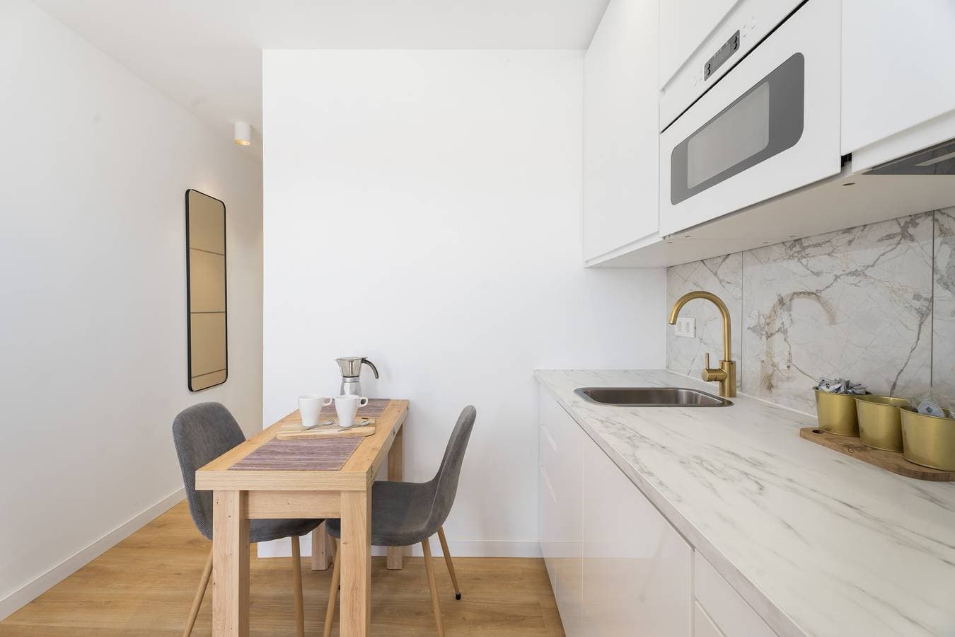Foto 8 von 22: Ferienstudio 'A T Suite' mit Gemeinschaftspool und WLAN