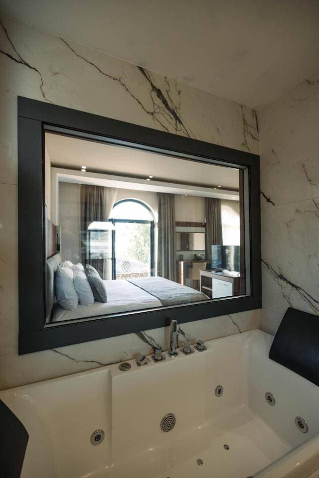 Foto 8 von 9: Queen Room with Spa Bath