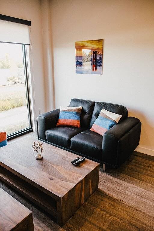 Stylish 1Br Suite with Gym, Near Outlet Collection 1