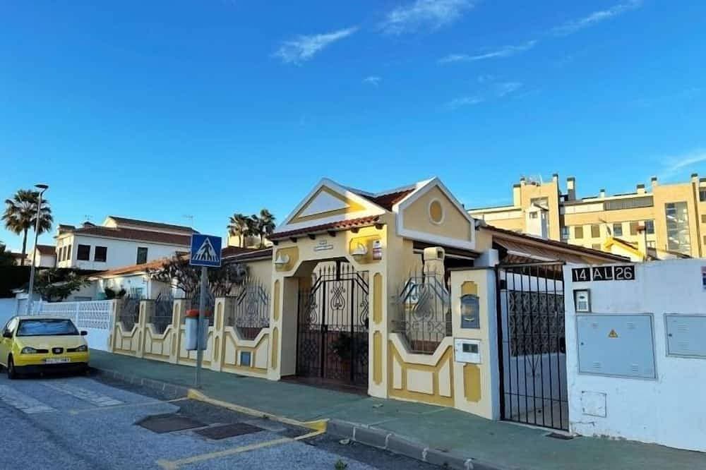 Foto 10 von 30: 3-Bedroom Villa with Garden, BBQ and Pool, 350 m from the Beach