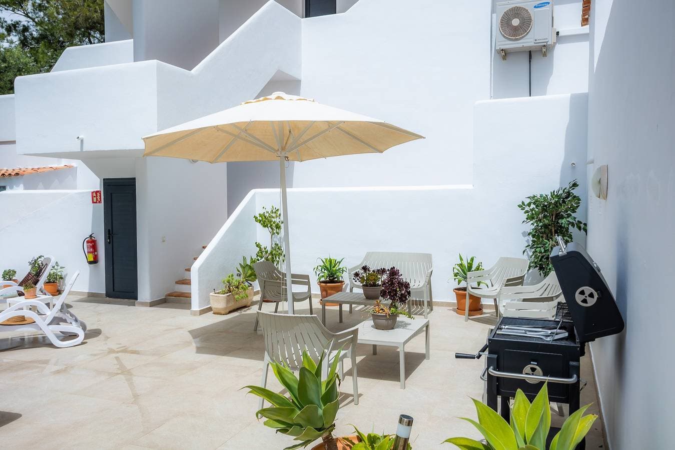 Foto 4 von 28: Ferienwohnung 'White Suites' mit Gemeinschaftspool, WLAN und Klimaanlage