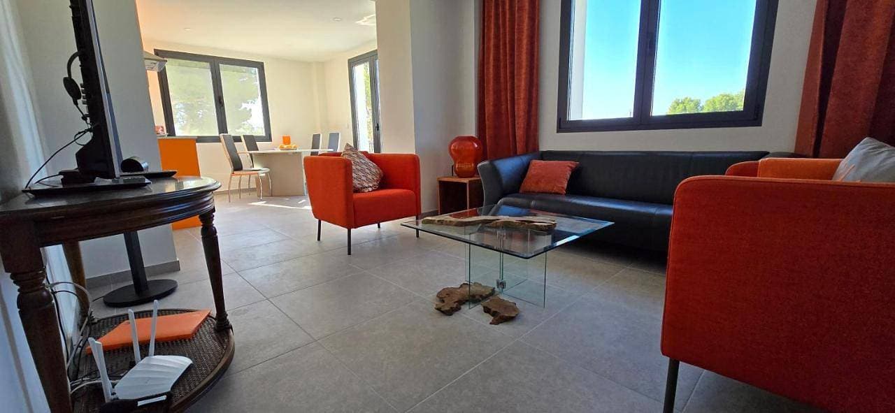 Foto 8 von 35: Two-Bedroom Apartment with Balcony