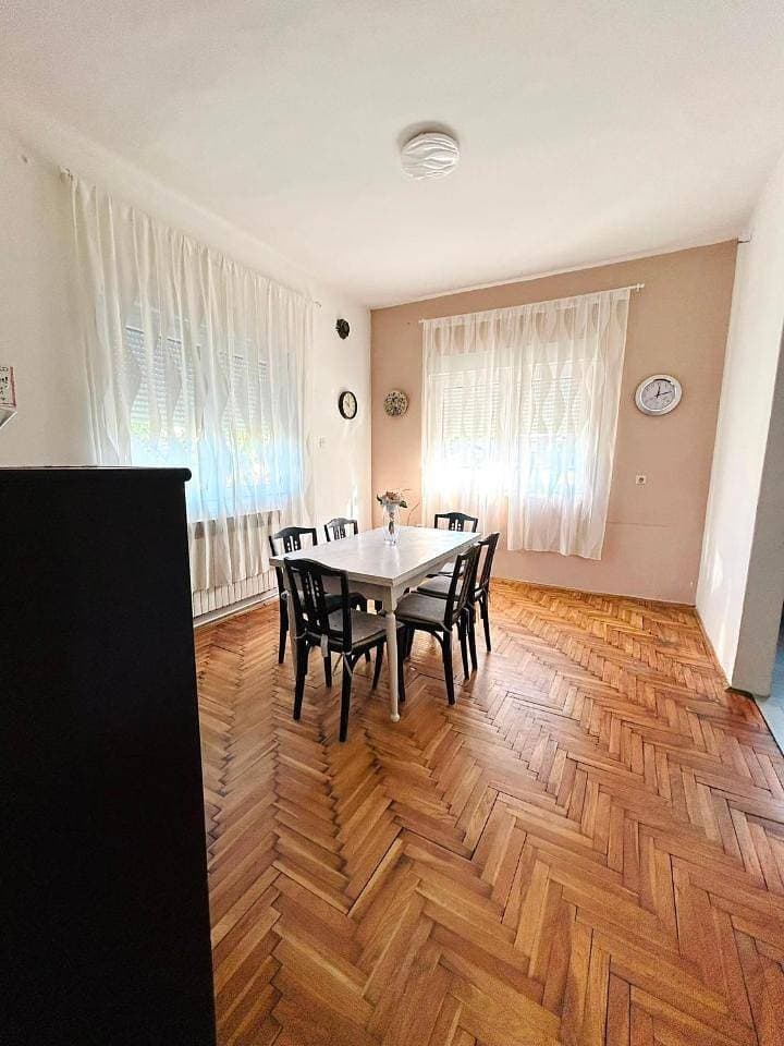 Foto 12 von 19: Three-Bedroom Apartment with Balcony