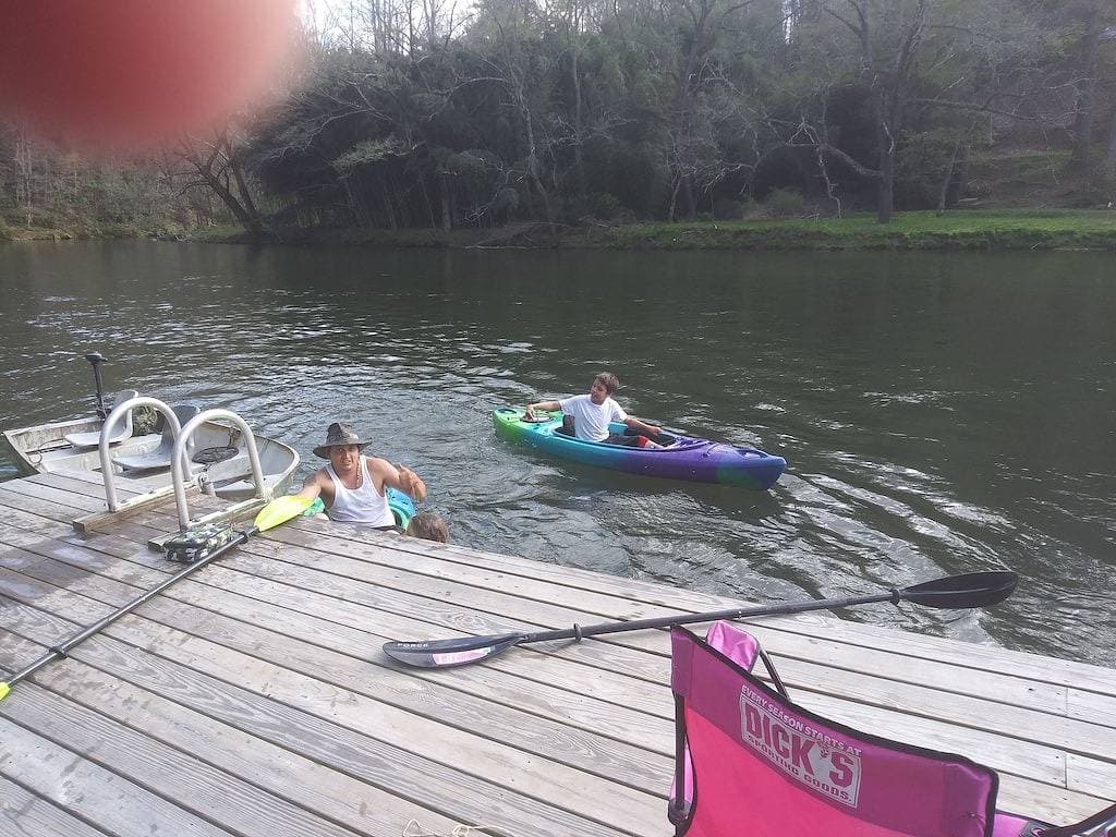 Foto 10 von 37: Private Riverfront 3-Bett / 2 Bad Haus auf dem Oconaluftee Fluss! Private Dock!