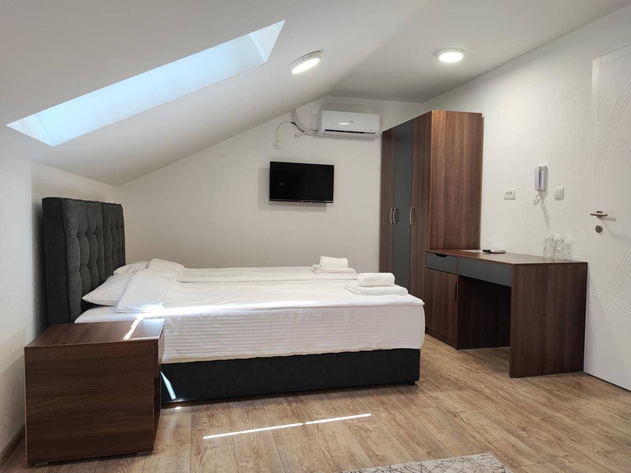 Foto 10 von 11: Triple Room with Bathroom