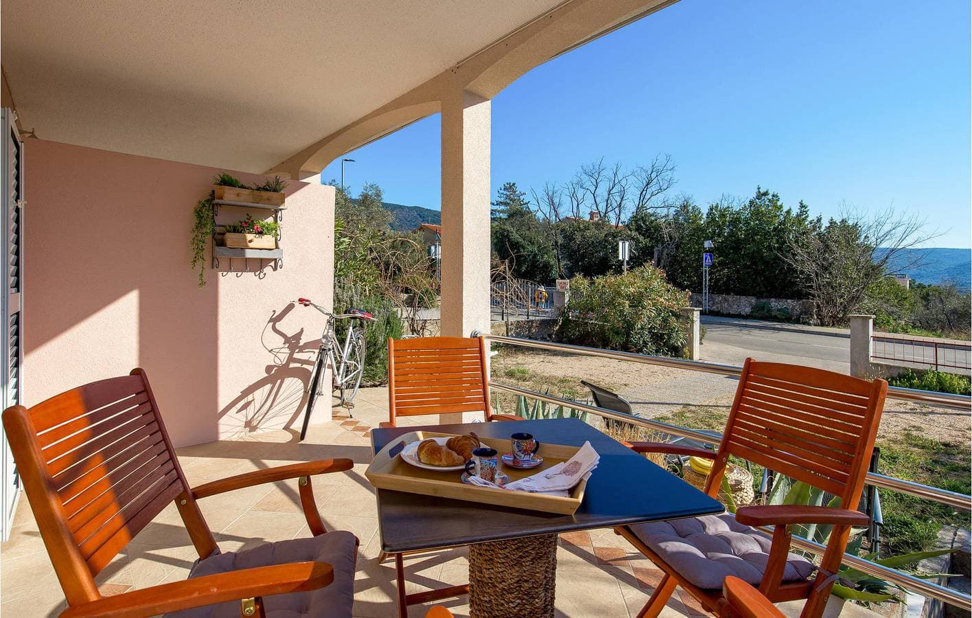 Foto 7 von 26: Gemütliche Ferienwohnung mit Terrasse in der Nähe eines Bistros und der Küste in Cres