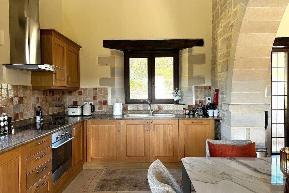 Foto 12 von 24: Luxury Crete Villa with Infinity Pool, Hot Tub & White Mountain Views
