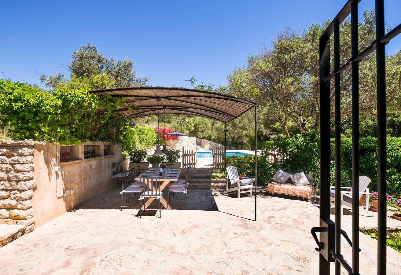 Foto 4 von 29: Villa aus Naturstein mit Pool: Villa Son Reus