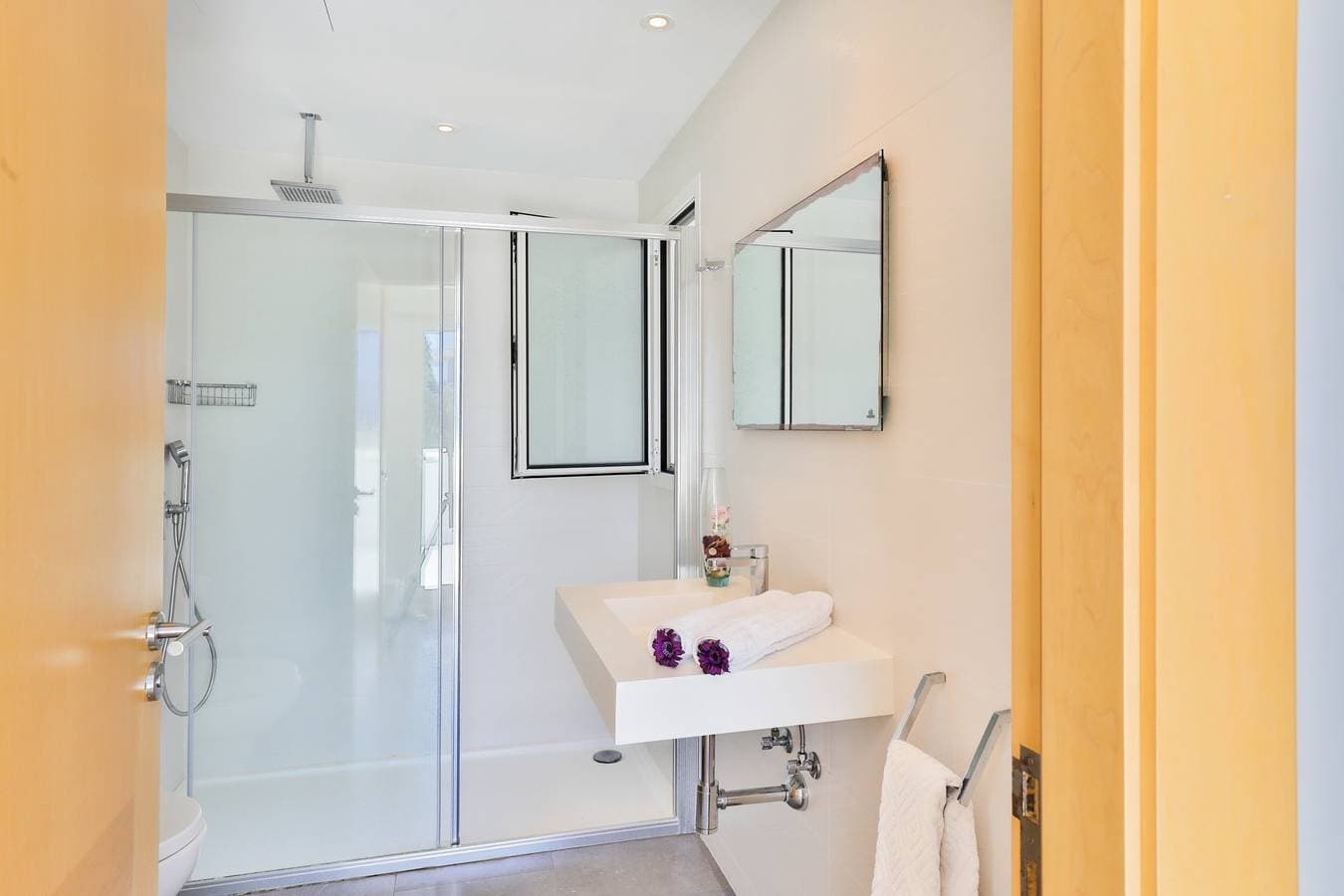 Foto 4 von 40: Deluxe Cala D'or Villa | Casa Morga | 4 Bedrooms | Distant Sea Views | Bright Interior