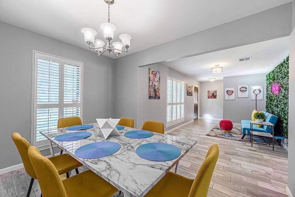 Foto 13 von 37: The Paris- Colorful 3Bedroom 2Bath Sfh w/Heated Pool Available