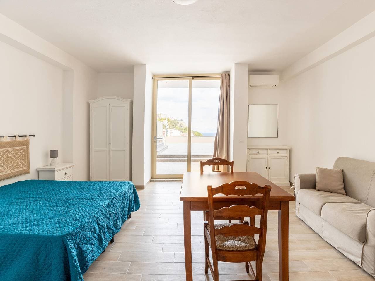 Foto 3 von 29: Aria condizionata e terrazza vista mare