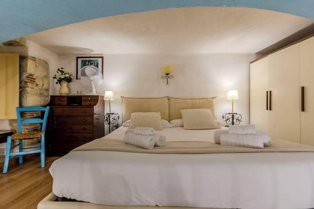 Foto 2 von 19: Castle Hill Loft – Heart of Cagliari Old Town
