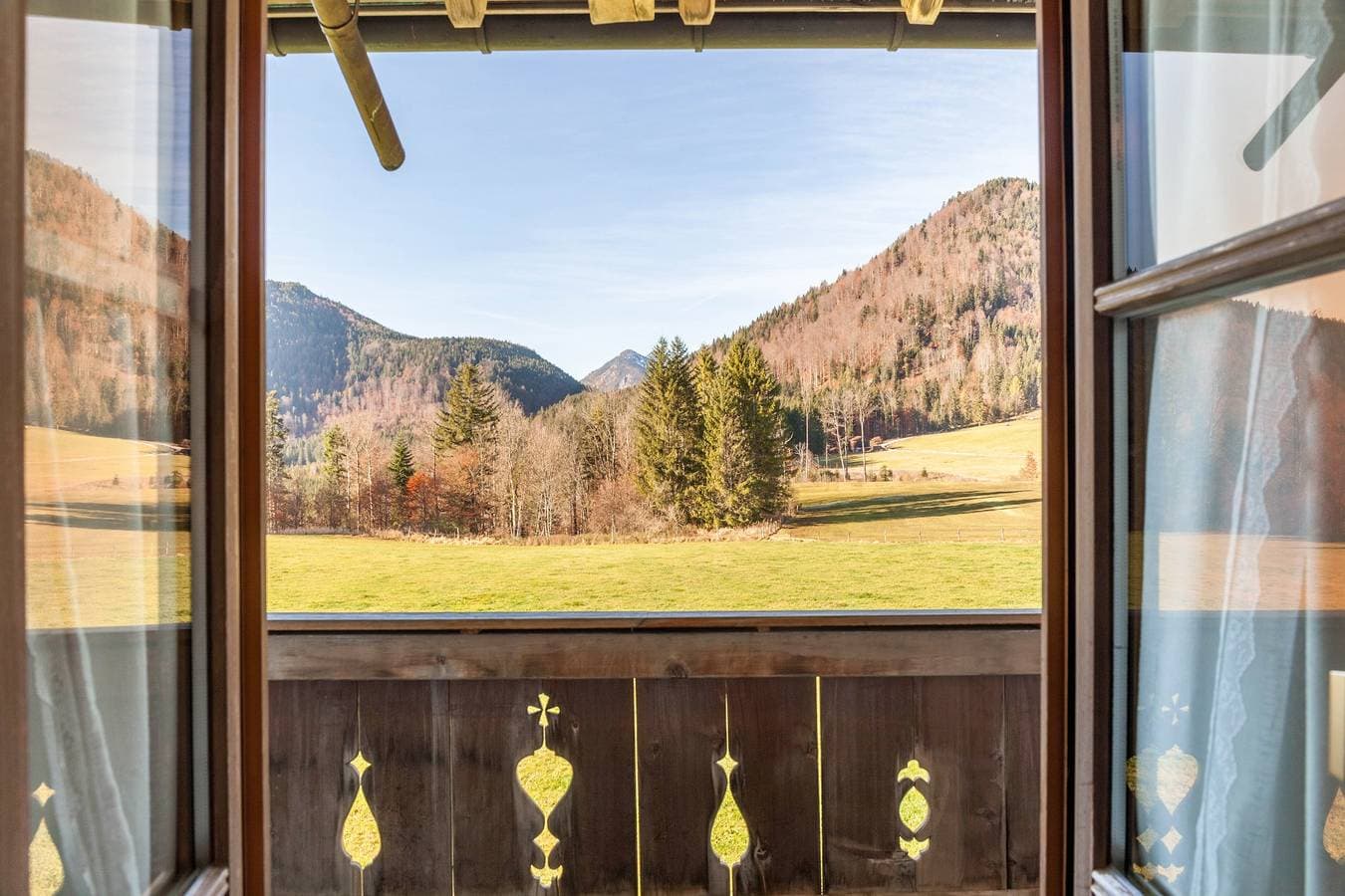 Foto 3 von 41: Ferienwohnung Karwendelblick mit Blick auf die Berge