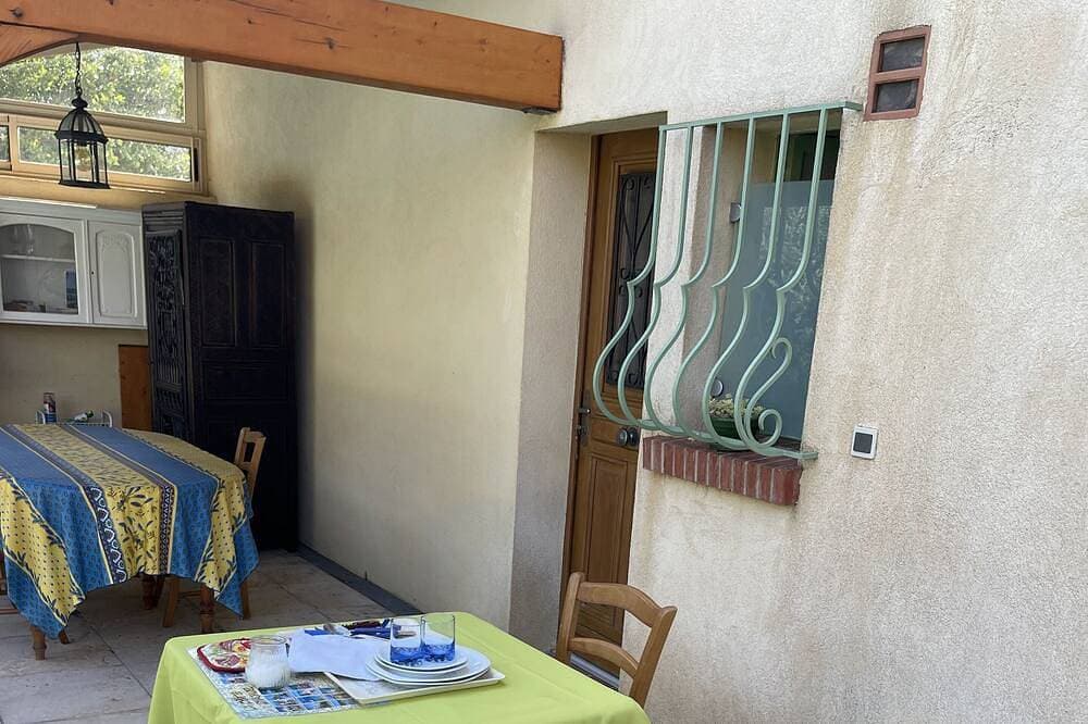 Foto 11 von 11: Studio on the first floor of a villa with pool/terrace access.