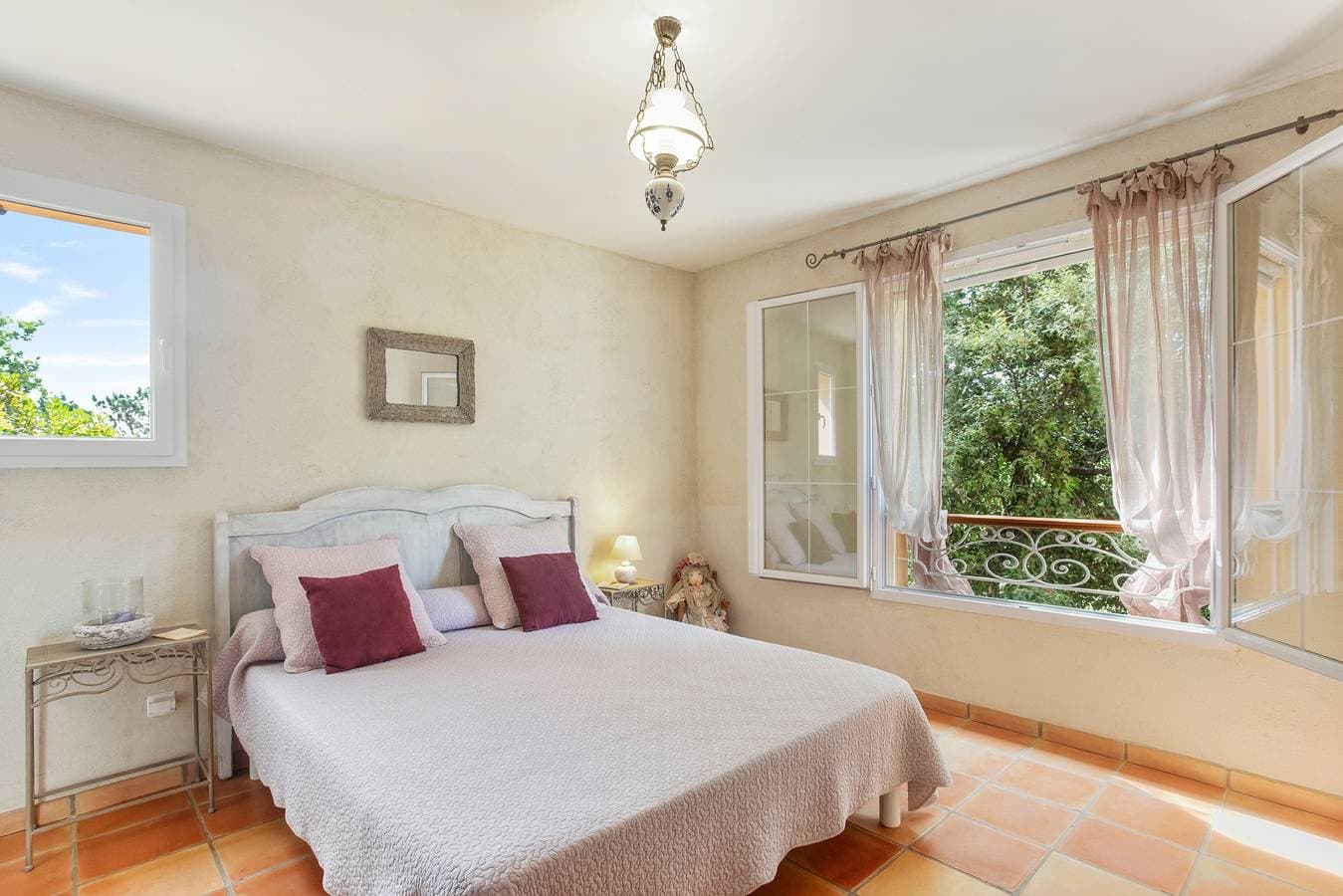 Foto 5 von 42: Gästezimmer „Les Lilas“ mit Pool, Garten, gemeinsamer Sommerküche und WLAN