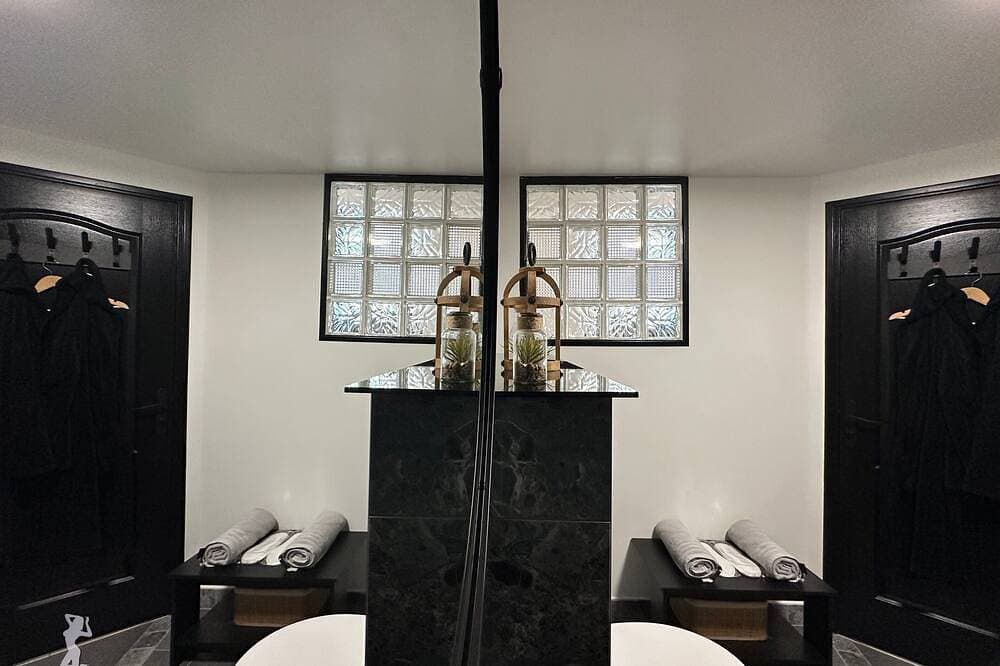 Foto 10 von 30: Charming Love Room with private spa Romantic getaway 2 steps from Belgium