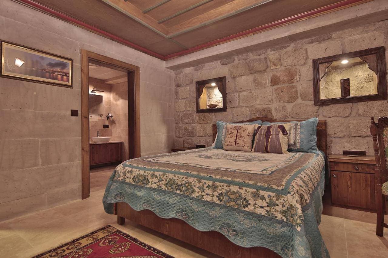 Foto 11 von 16: Deluxe Triple Stone Room with Courtyard View