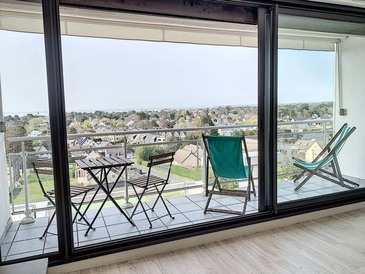 Renovierte Wohnung mit privatem Tennis, Parkplatz und Meerblick 1