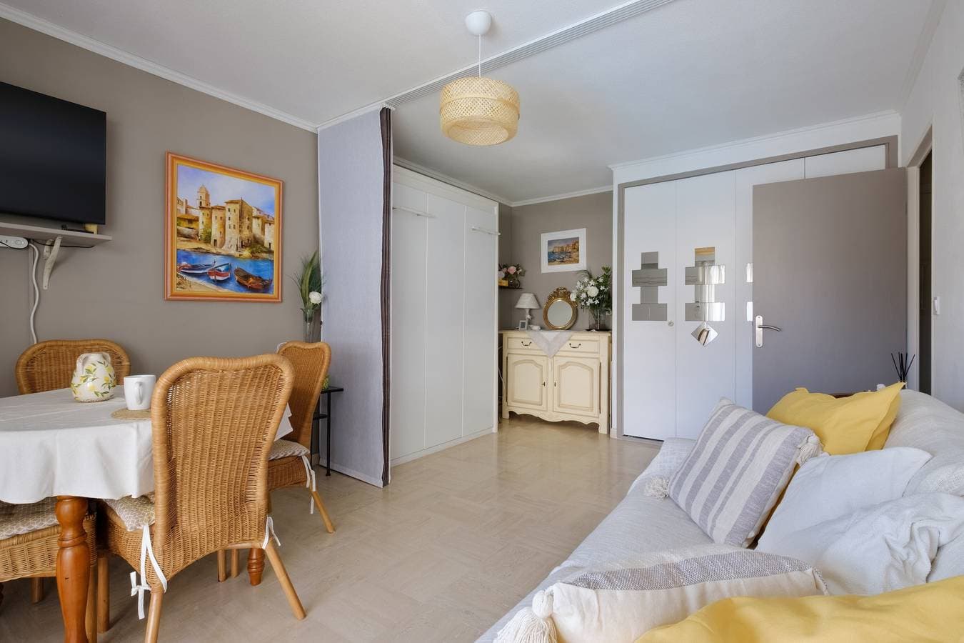 Foto 6 von 26: Studio 'Bellevue Cannes' mit Bergblick, Gemeinschaftspool und Klimaanlage