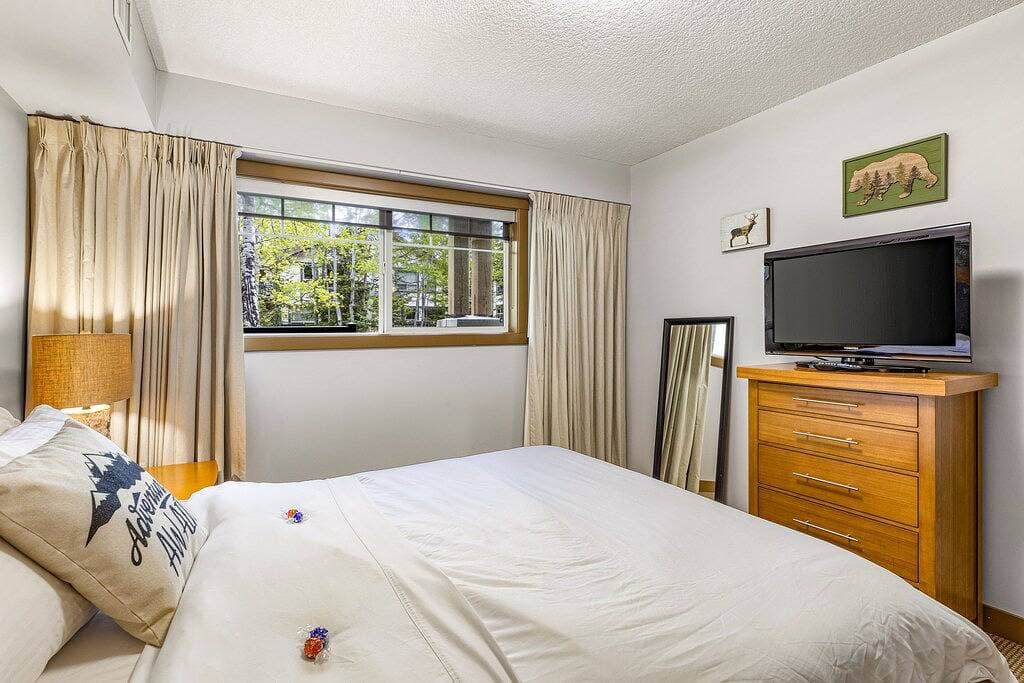 Foto 10 von 31: Cozy Rocky Mountain Getaway with Hot Tub! Pet Friendly & Newly Updated!